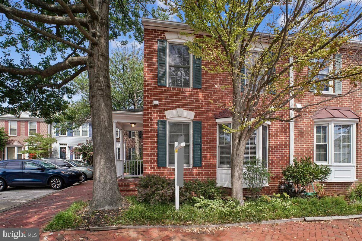 Property Photo:  2120 Tazewell Court N  VA 22207 