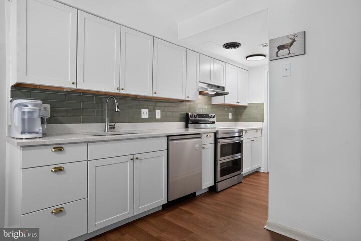 Property Photo: 14871 Emberdale Drive VA 22193