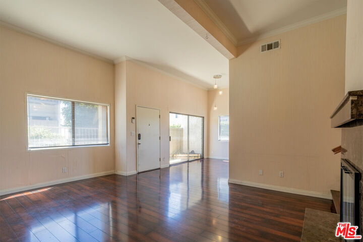 Property Photo:  18445 Hatteras St, Unit 504  CA 91356 