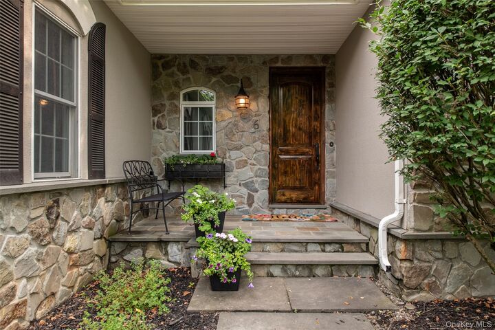 Property Photo:  6 Stanford Court  NY 12572 