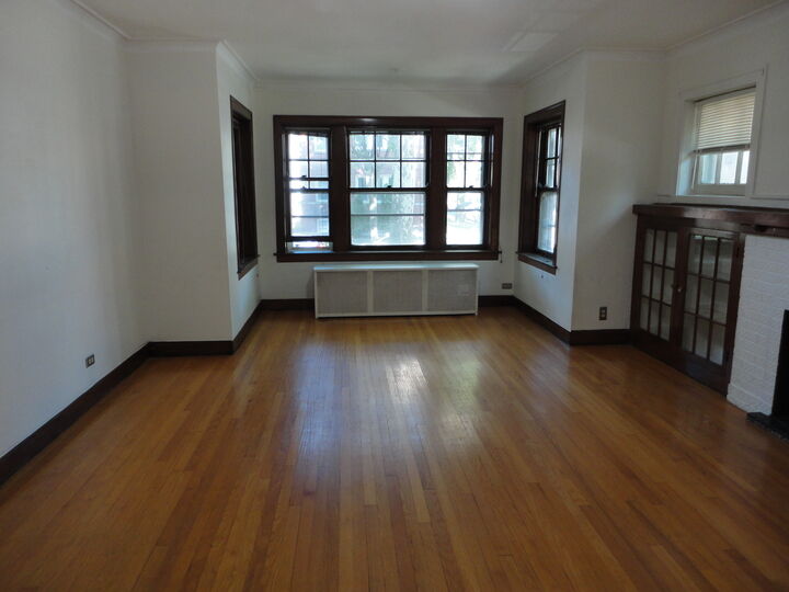 Property Photo: 5700 N Artesian Avenue 1S IL 60659