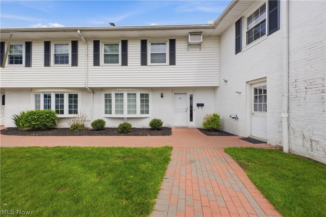 Property Photo: 7 Meadowlawn Drive 20 OH 44060