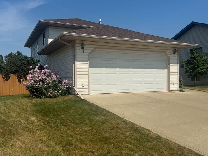 Property Photo:  114 Sunridge Avenue  AB T0M 0J0 