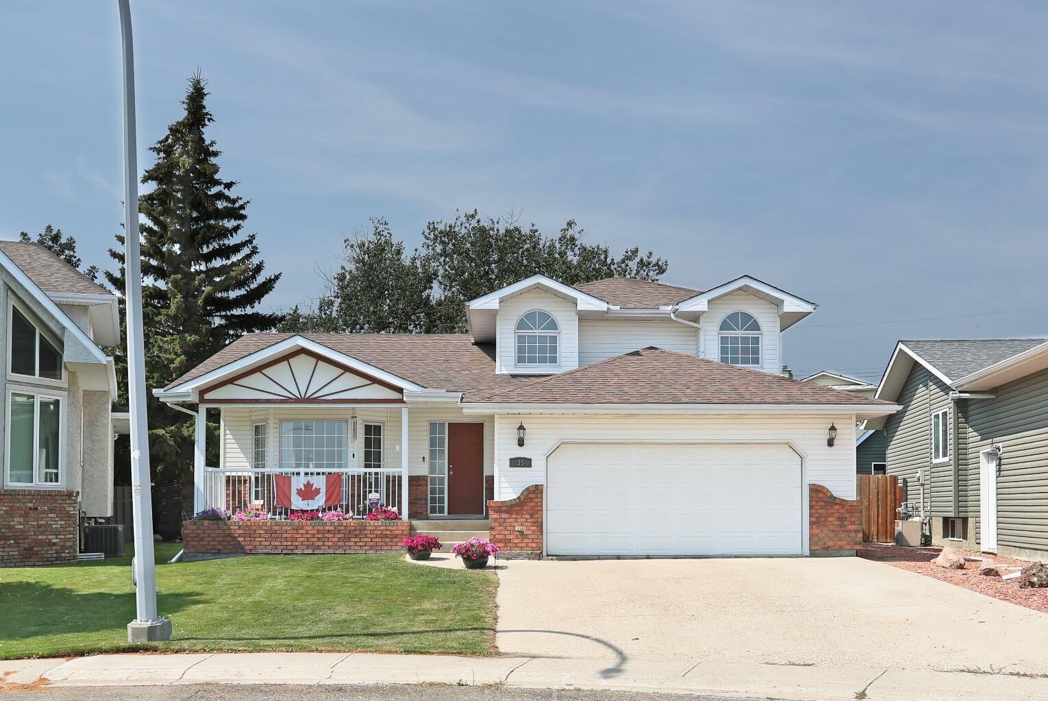 Property Photo: 35 Parkland Close E AB T1R 0M2