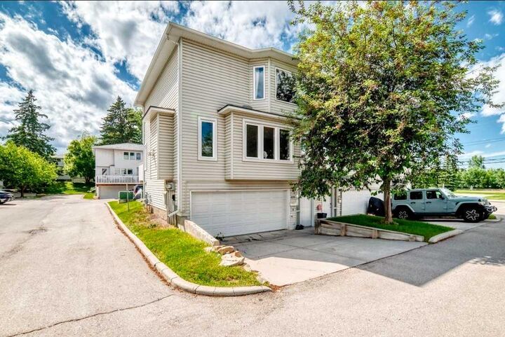 672 Killarney Glen Court SW — photo 1