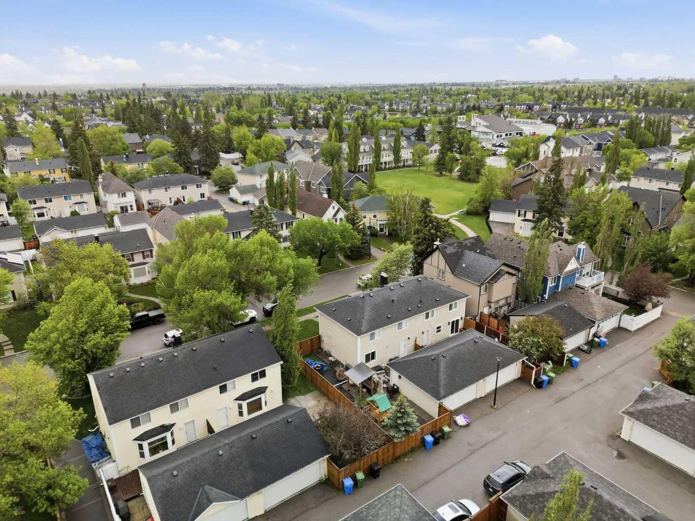 Property Photo:  172 Somme Manor SW  AB T2T 6L5 