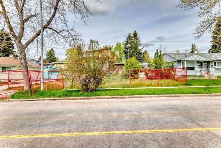 521 Northmount Drive NW — photo 1