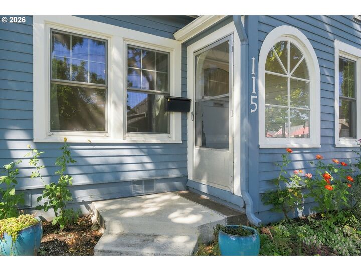 Property Photo:  115 NW 9th St  OR 97128 