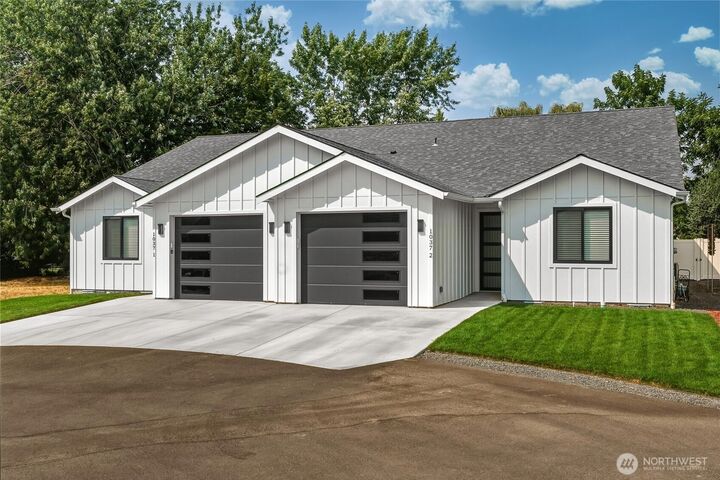 Property Photo: 1037 SE Date Avenue 1 WA 99324