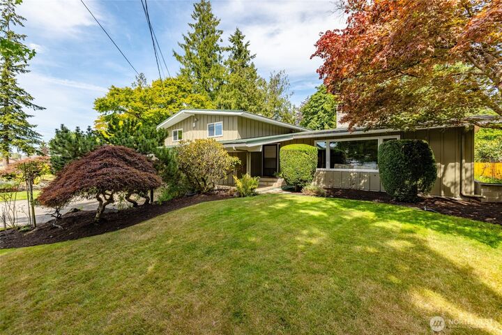 Property Photo:  300  Claremont Place  WA 98274 