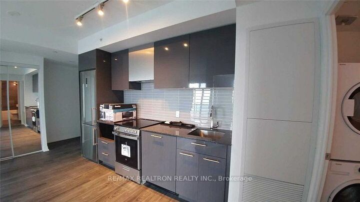 Property Photo:  251 Jarvis Street 4013  ON M3B 0C3 