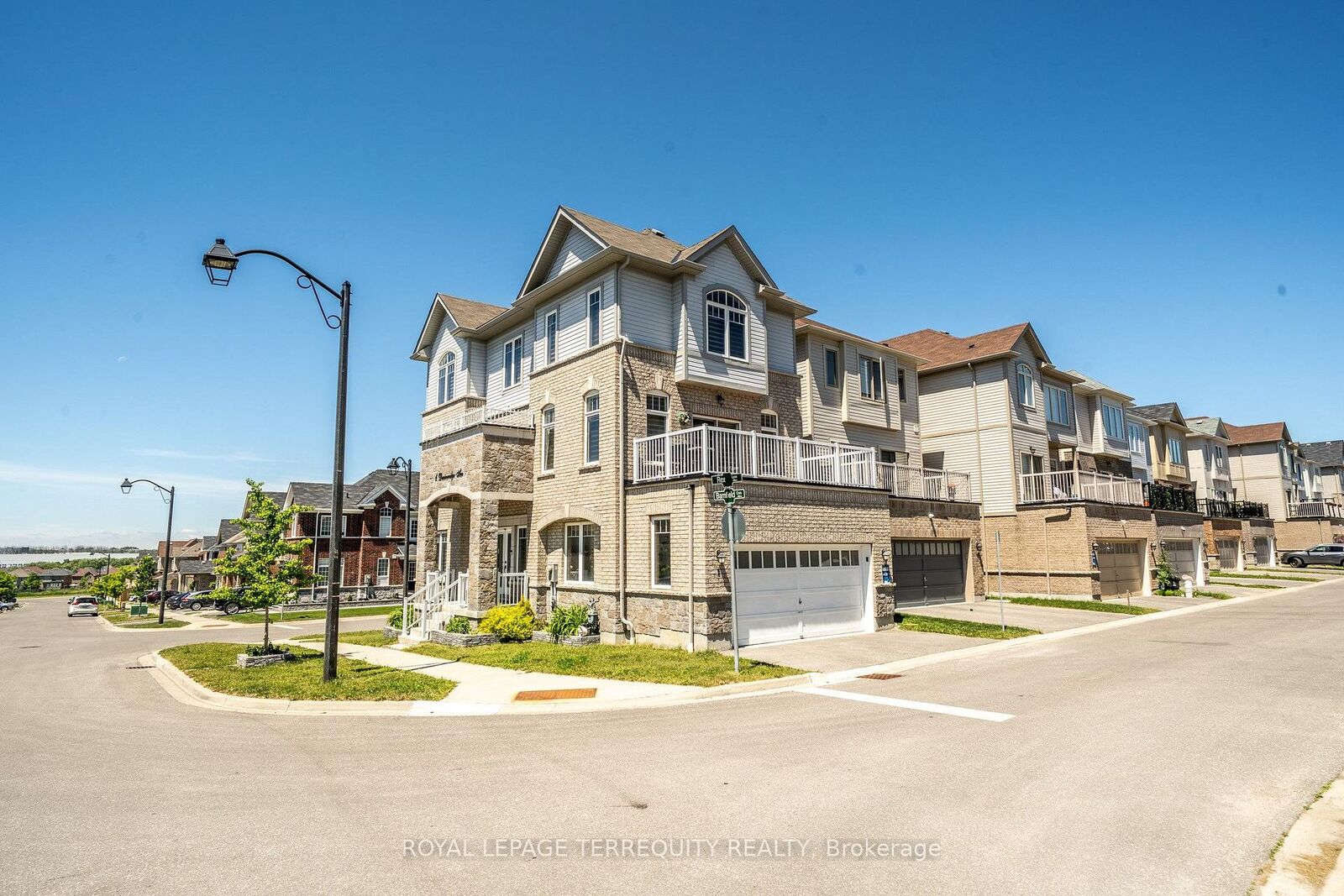 Photo de la propriété:  1 Devineridge Avenue  ON L1Z 0T3 