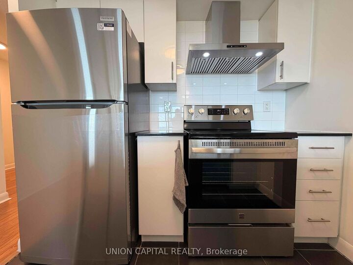 Property Photo:  25 Town Centre Court 1807  ON M1P 0B4 