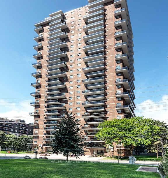 Property Photo:  70 Park Street E 407  ON L5G 1M5 