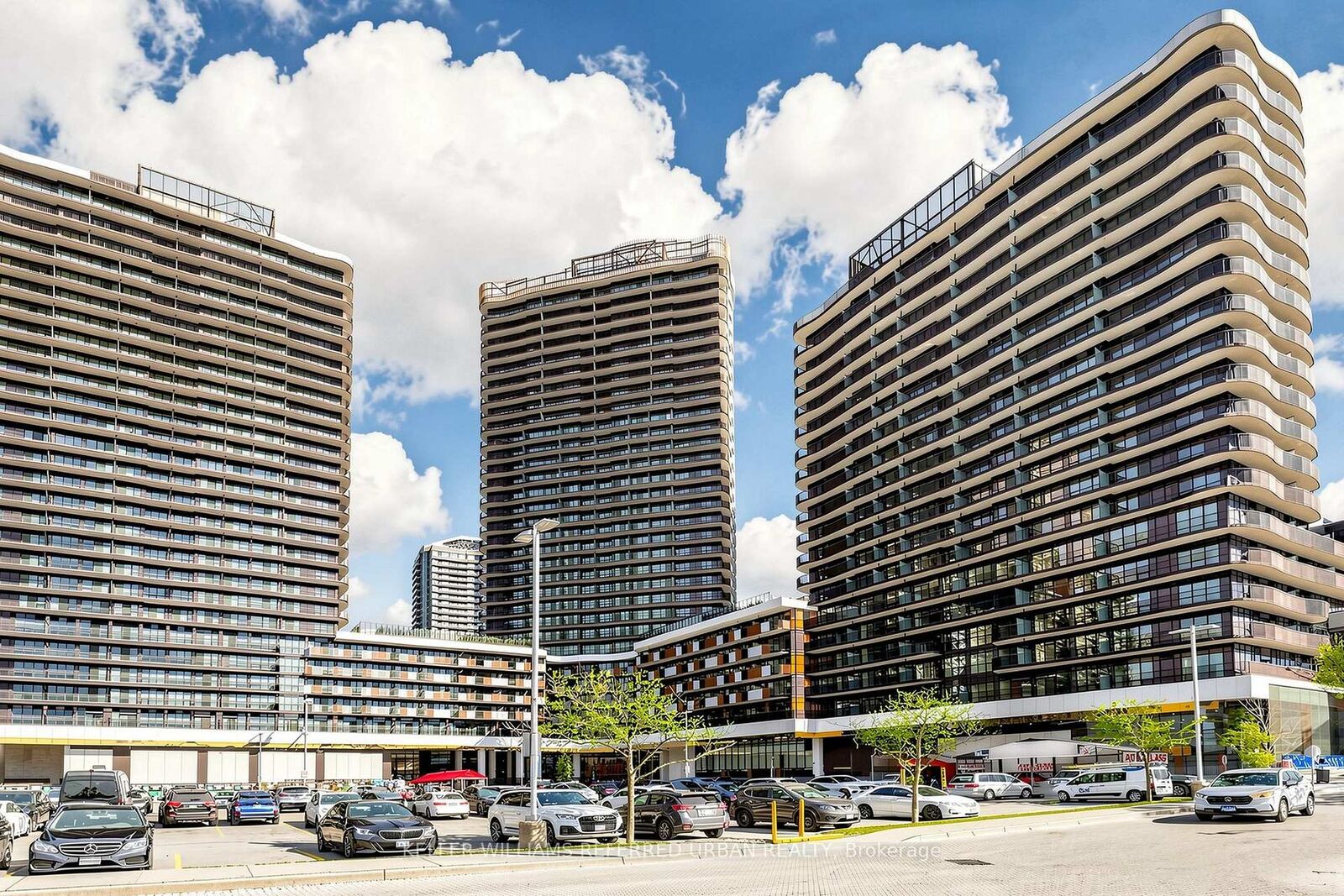 Property Photo: 18 Esther Shiner Boulevard 3102 ON M2K 0J7