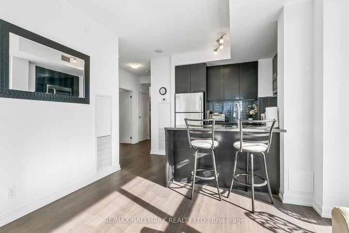 Property Photo: 98 Lillian Street 1212 ON M4S 0A5