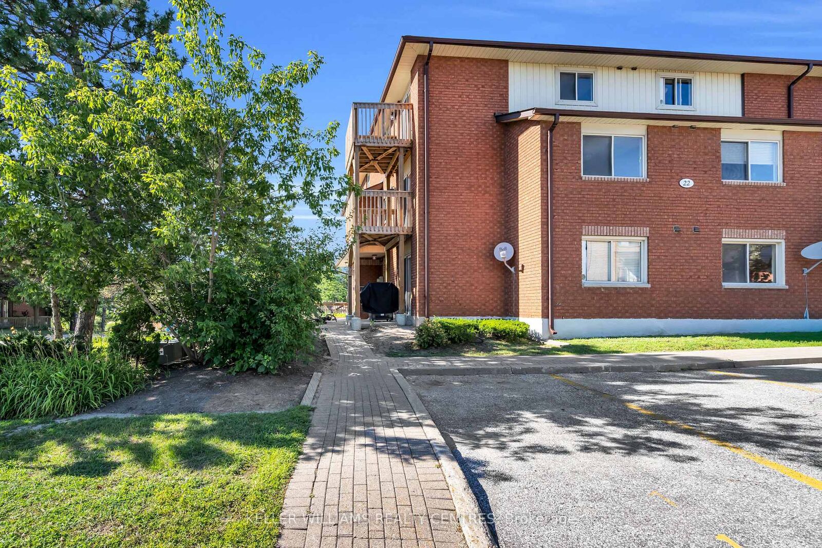 Property Photo:  22 Meadow Lane 2  ON L4N 7K2 