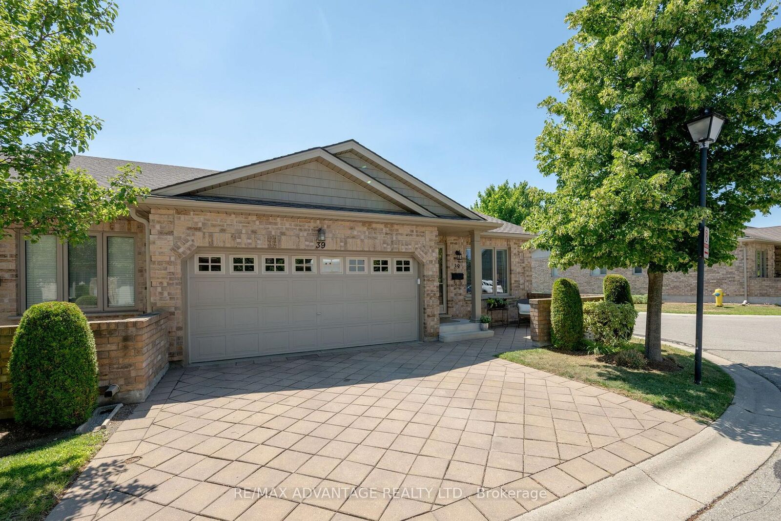 Property Photo: 620 Thistlewood Drive 39 ON N5X 0A9