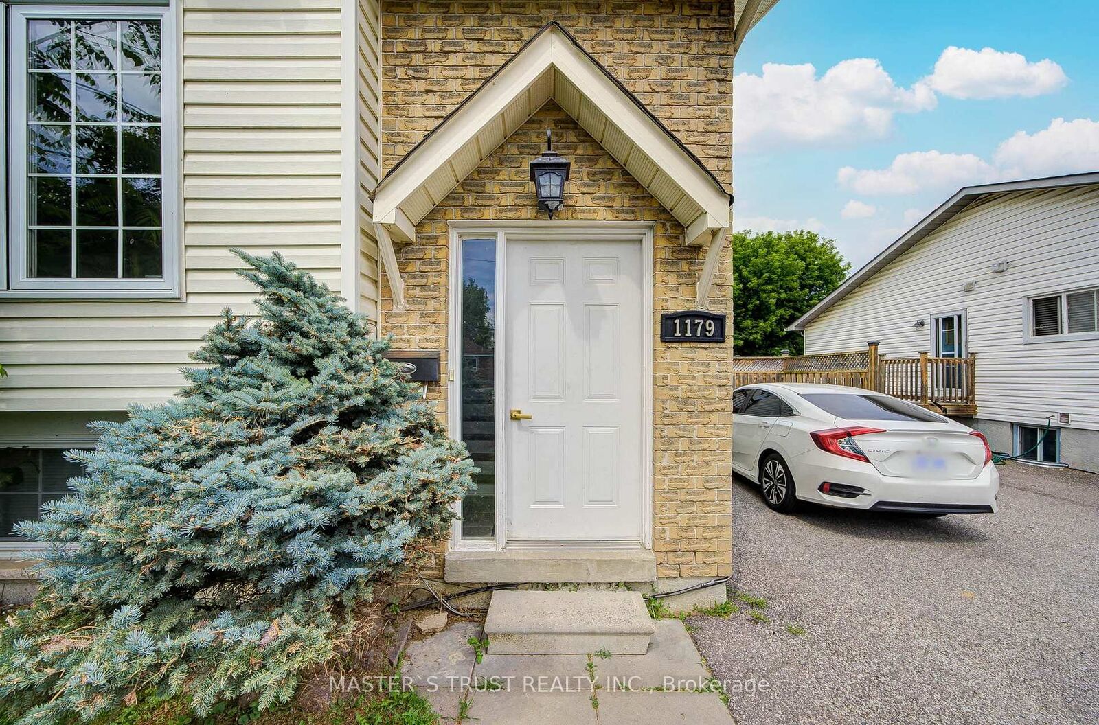 Property Photo: 1179 Simcoe Street S Unit 2 ON L1H 4M1