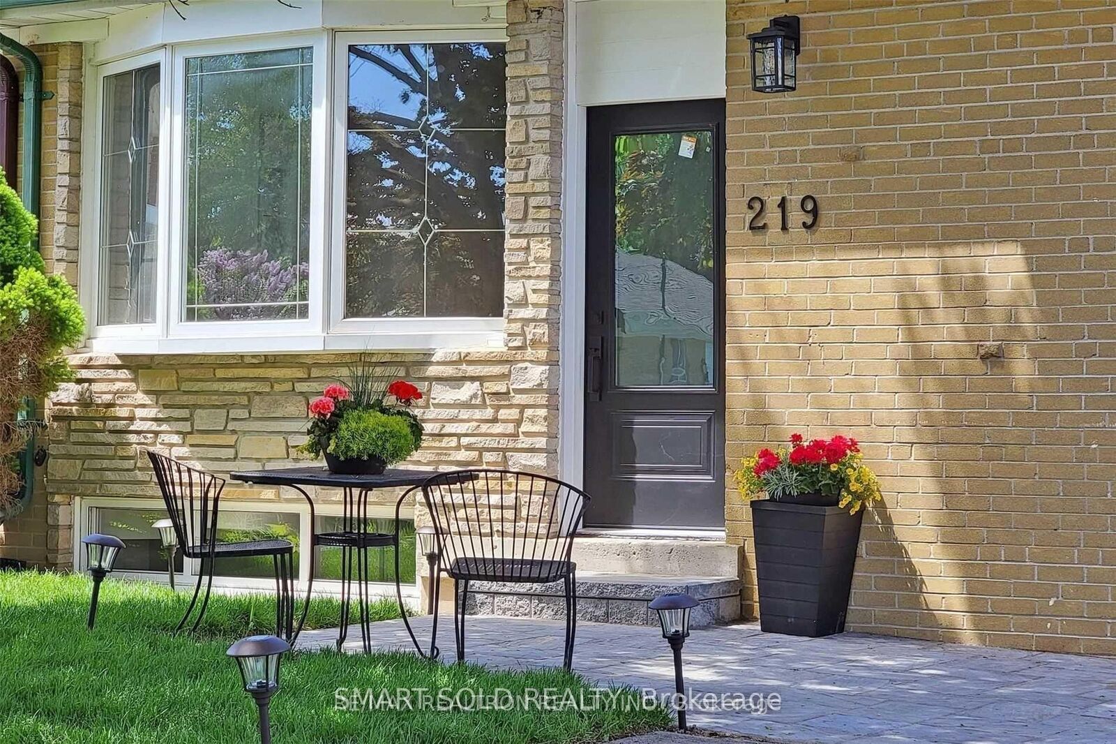 Property Photo:  219 Beechy Drive  ON L4C 2X6 