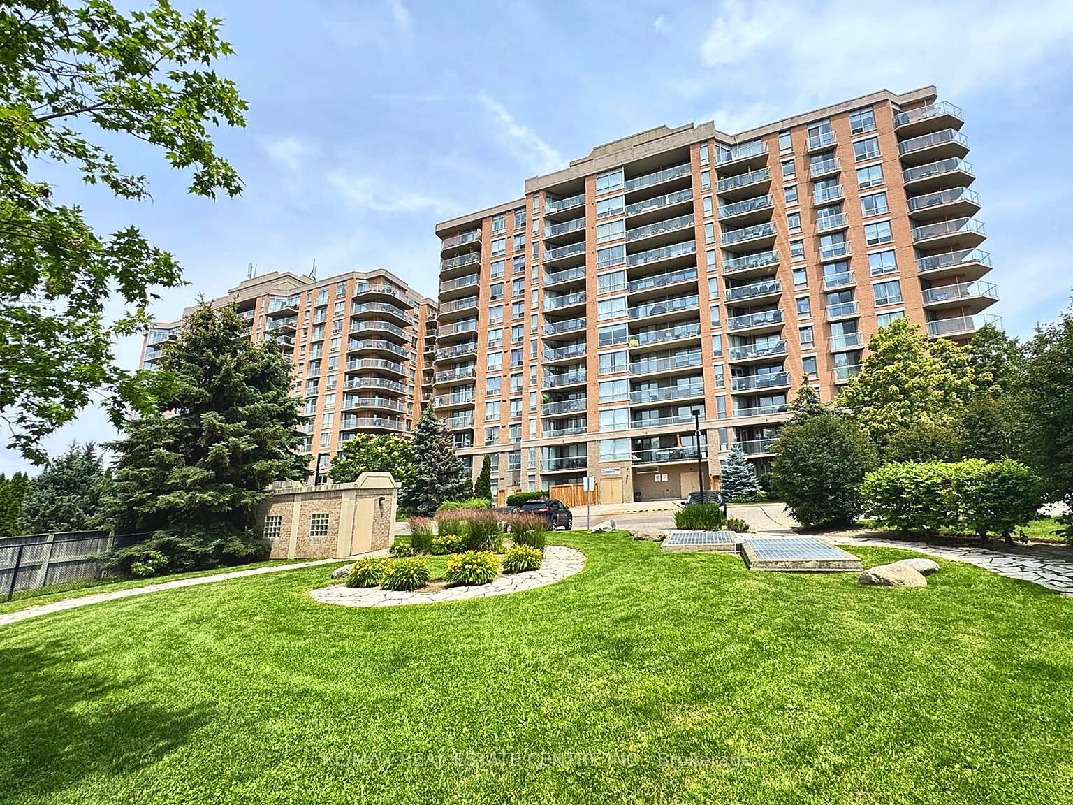 Property Photo: 1140 Parkwest Place 302 ON L5E 3K9