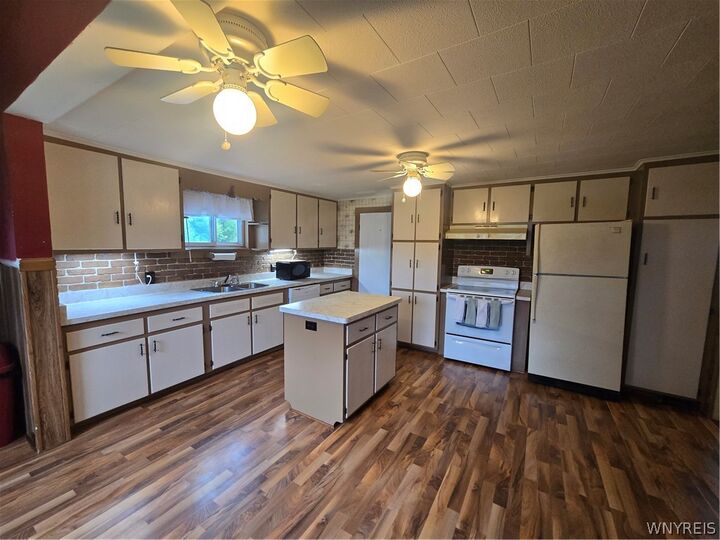 Property Photo:  1608 N Lyndonville Road  NY 14098 