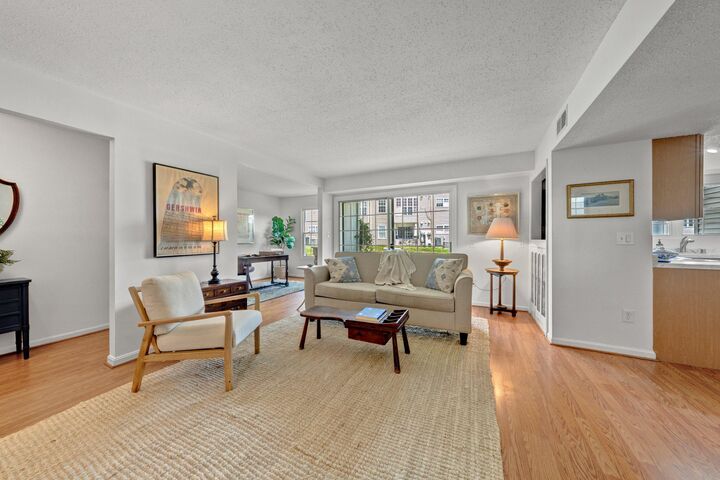 Property Photo:  116 Prosperity SE B  VA 20175 