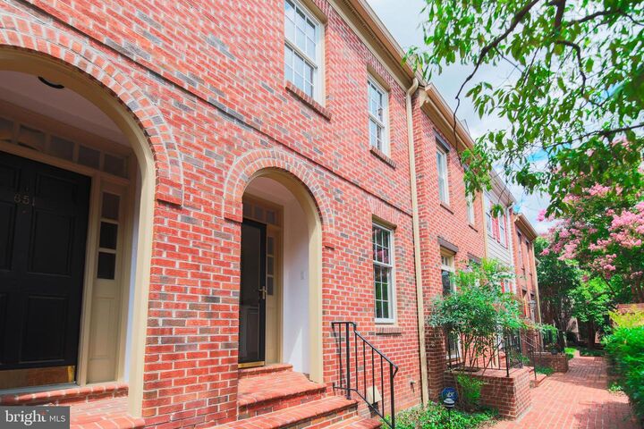 Property Photo: 649 S Columbus Street VA 22314