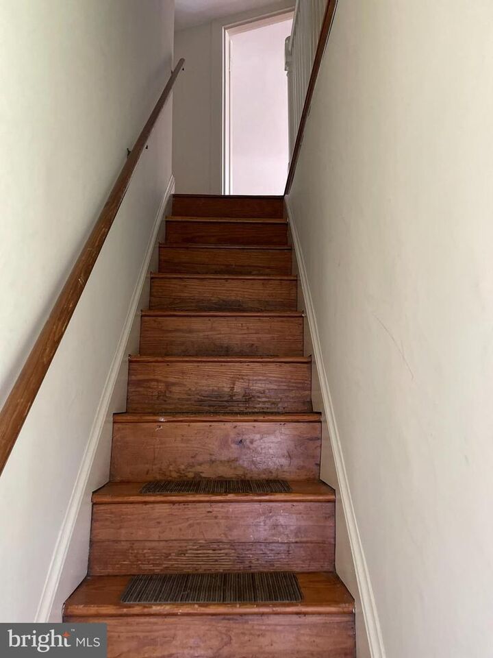 Property Photo: 2210 N Lexington Street Upper Level VA 22205