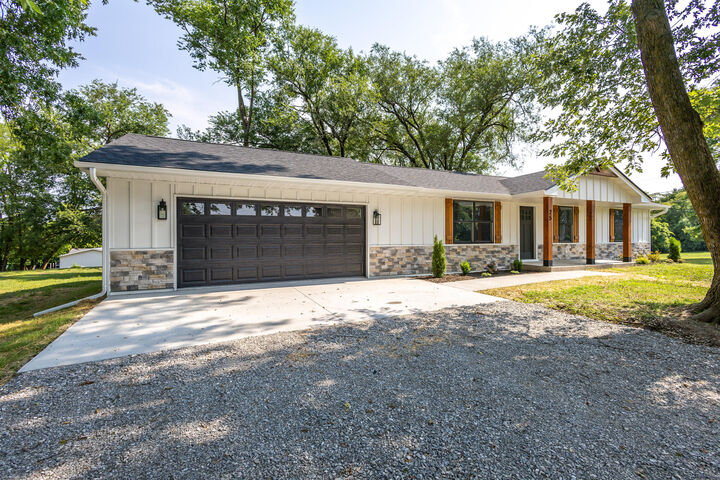 Property Photo:  25 E Poplar Hill Dr  MO 65203 