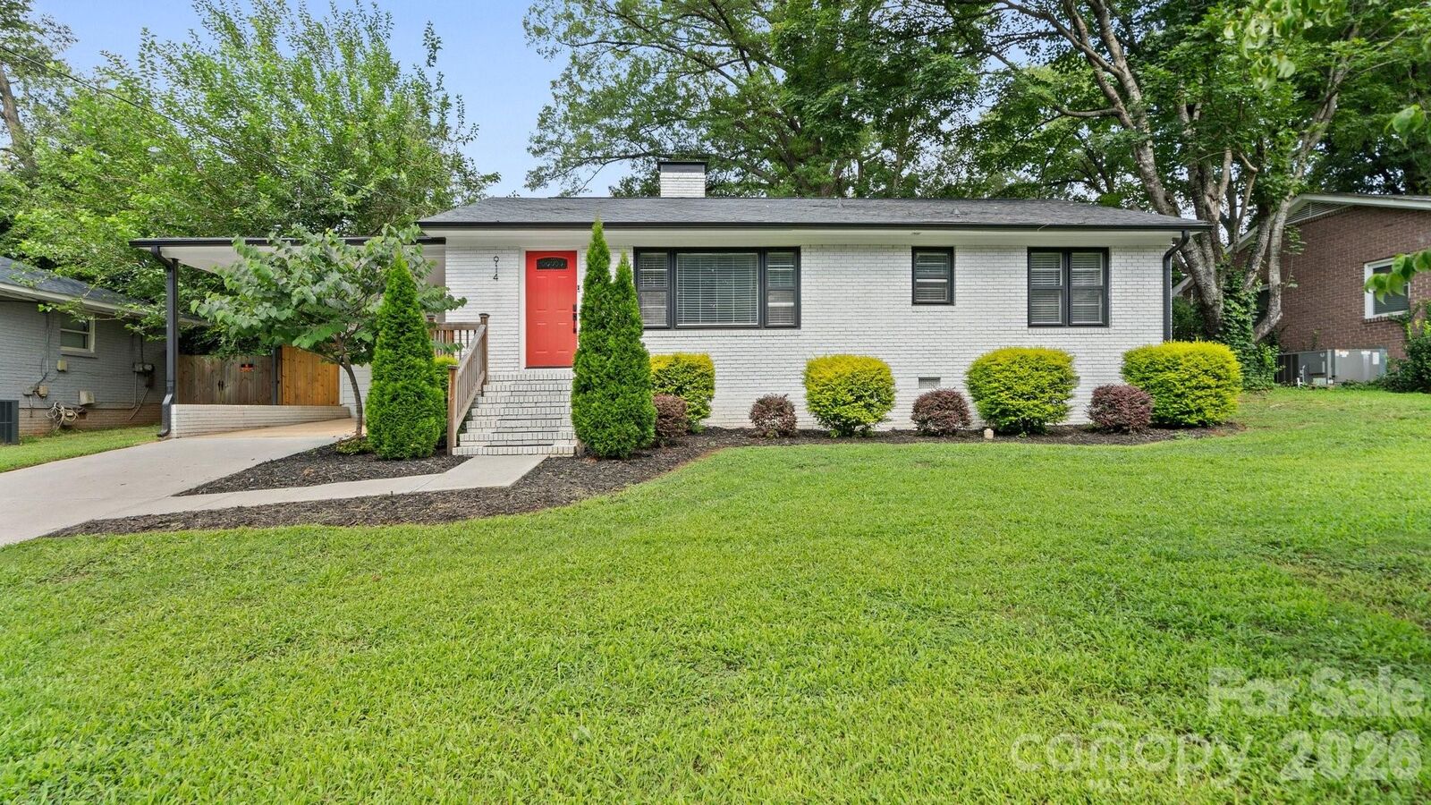 Property Photo:  914 Crestmere Street  NC 28208 