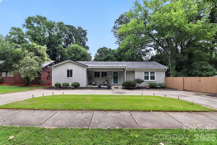 Property Photo:  1016 Dresden Drive W  NC 28205 
