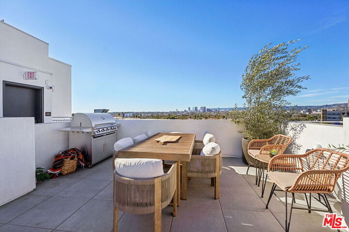 Property Photo:  1110 S Spaulding Ave, Unit 303  CA 90019 