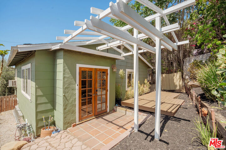 Property Photo:  2306 Loma Vista Pl  CA 90039 