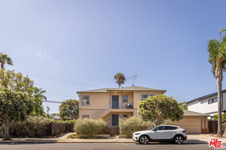 Property Photo: 1121 Grant Ave CA 90291