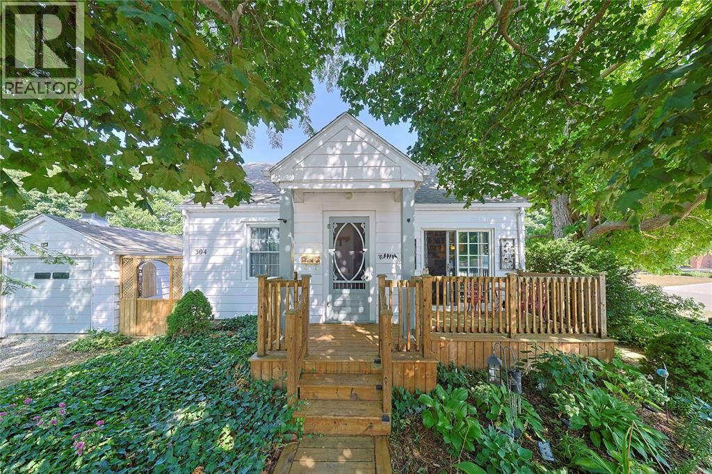 Property Photo:  304 Lorne Avenue  ON N8A 3Z3 