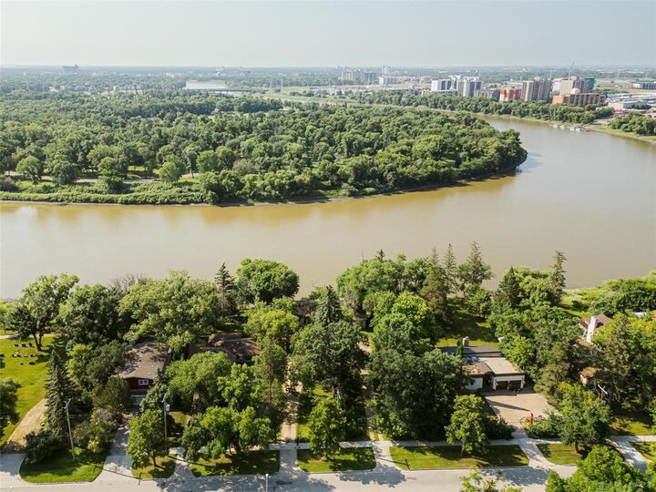 Property Photo: 862 Crescent Drive MB R3T 1X2