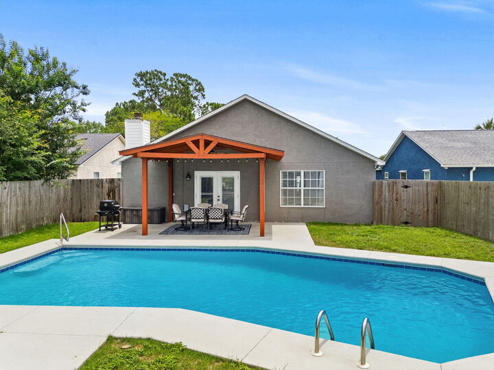 Property Photo: 1608 Vecuna Circle FL 32407