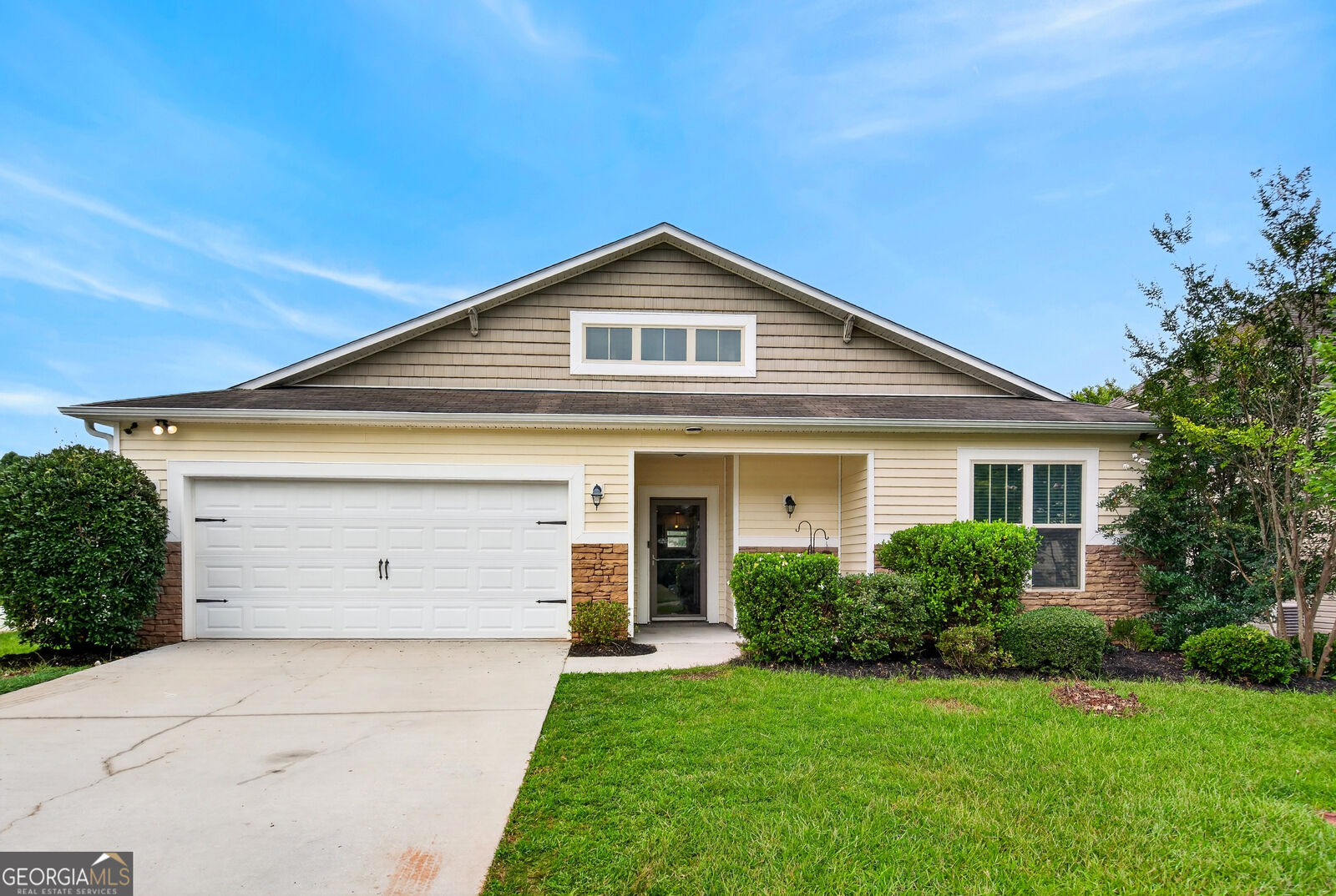 Property Photo: 402 Creekside Drive GA 30240