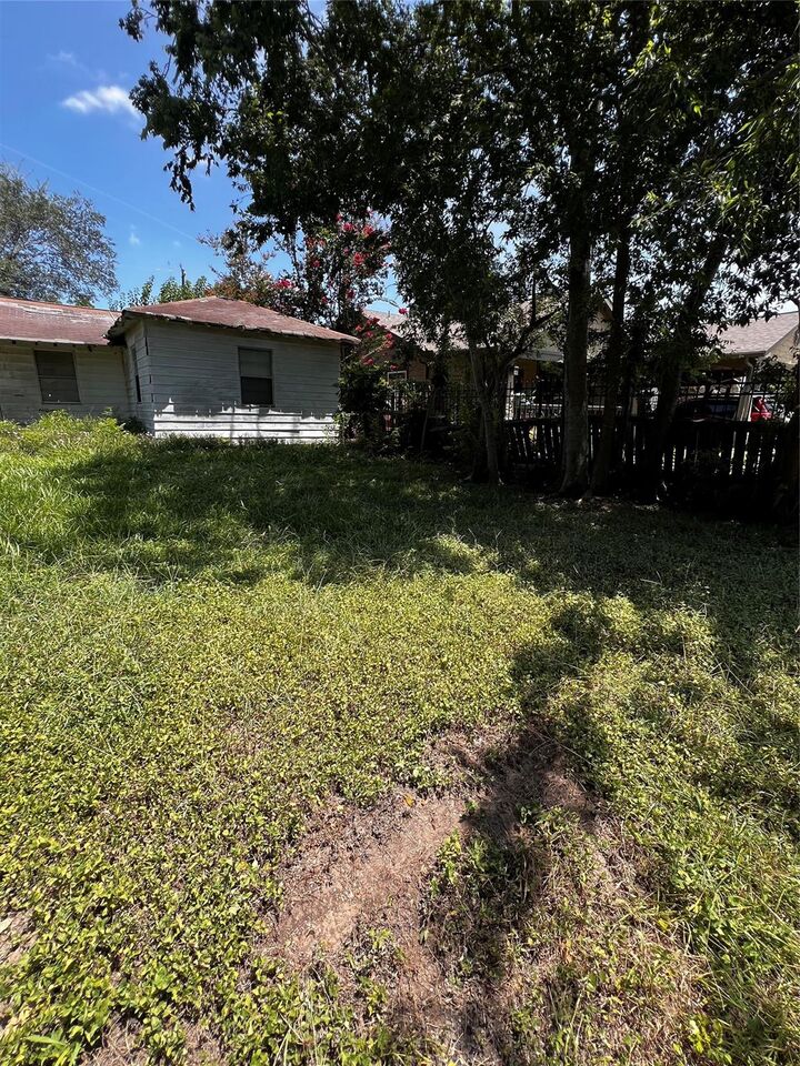 Property Photo: 413 Lynn Street TX 77587