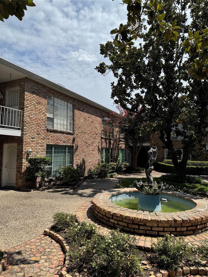 Property Photo:  2121 Fountain View Drive 92E  TX 77057 