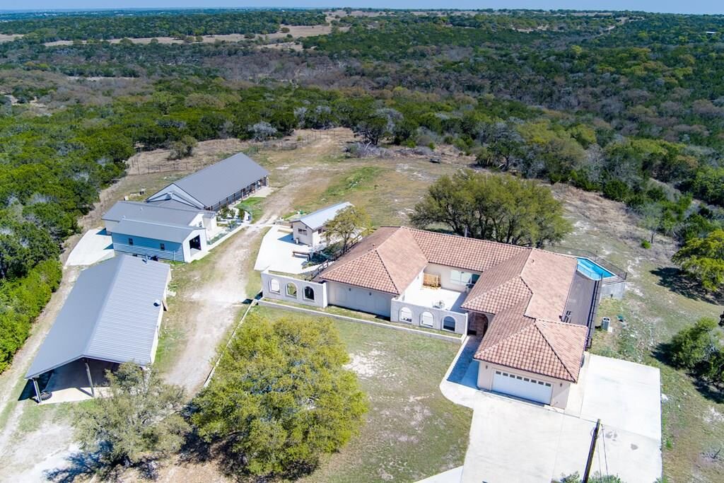 Property Photo: 305 Teague Rd TX 78028