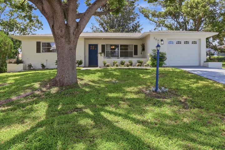Property Photo:  203 S Lee Street  FL 34465 