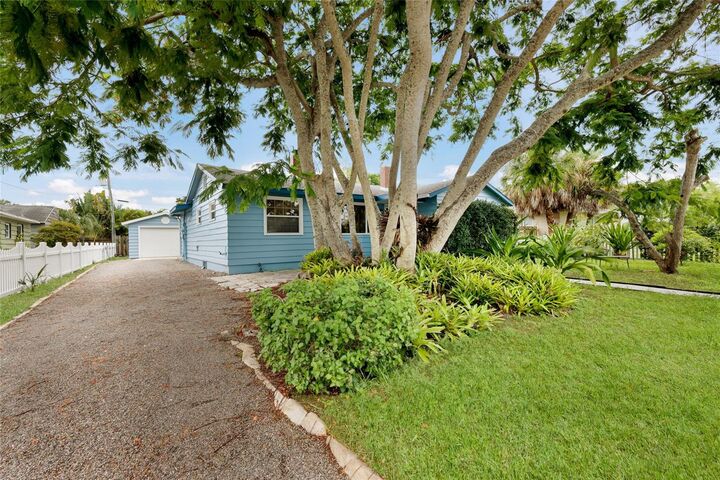 Property Photo:  2070 Hyde Park Street  FL 34239 