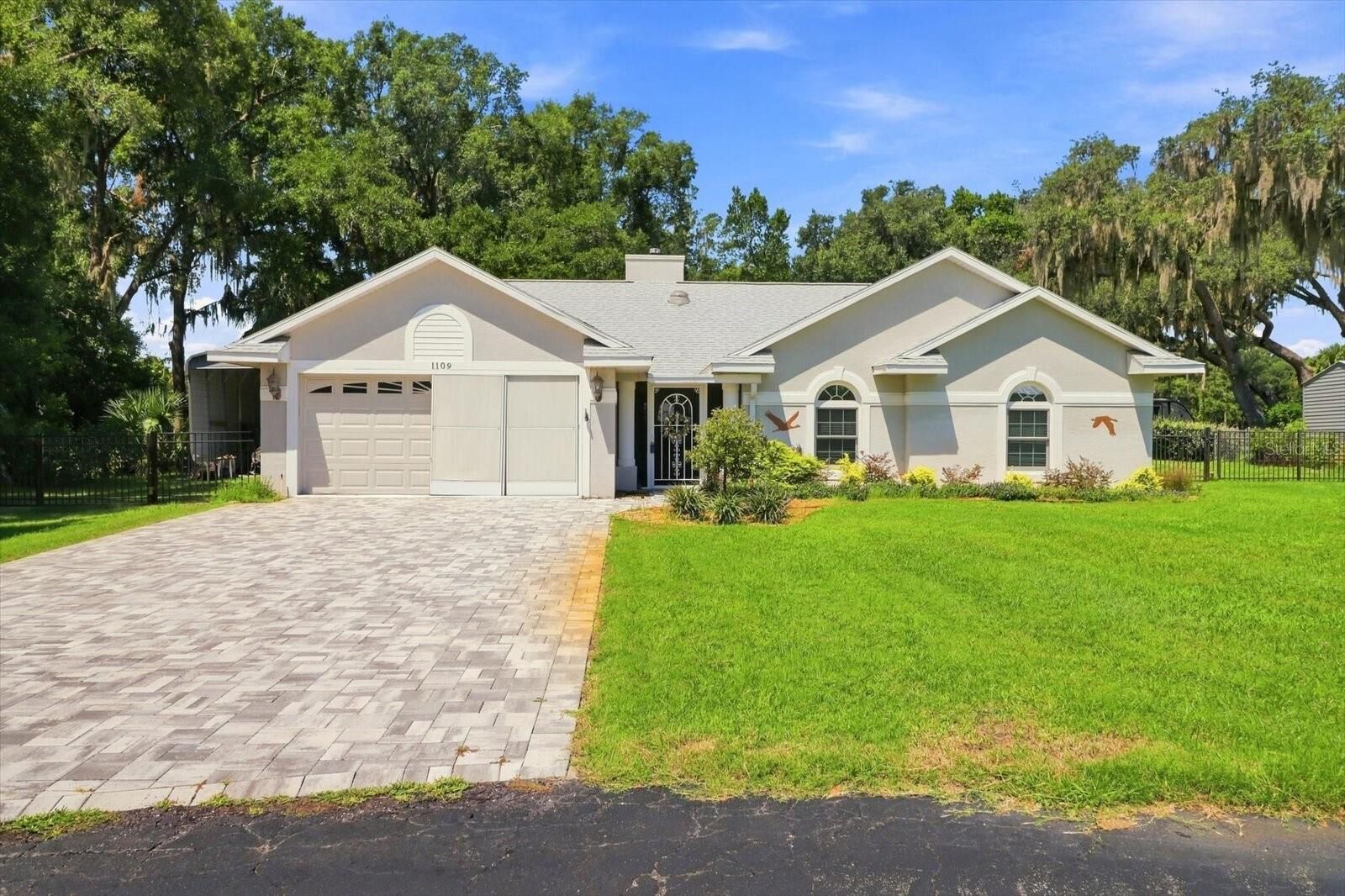 Property Photo: 1109 S Chateau Point FL 34450