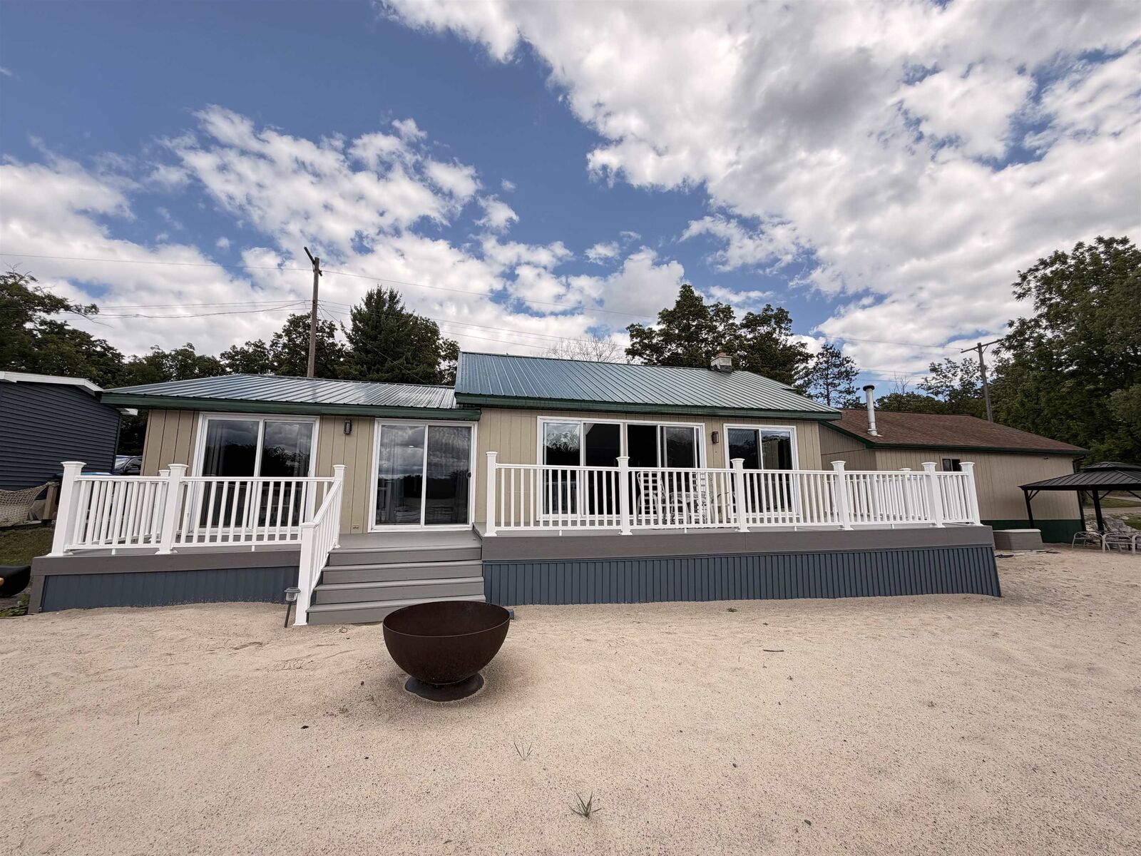 Property Photo: 2509 E Surrey Street MI 48625