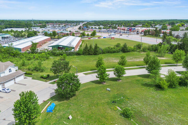 Property Photo: 6751 S Prairiewood Ln WI 53132