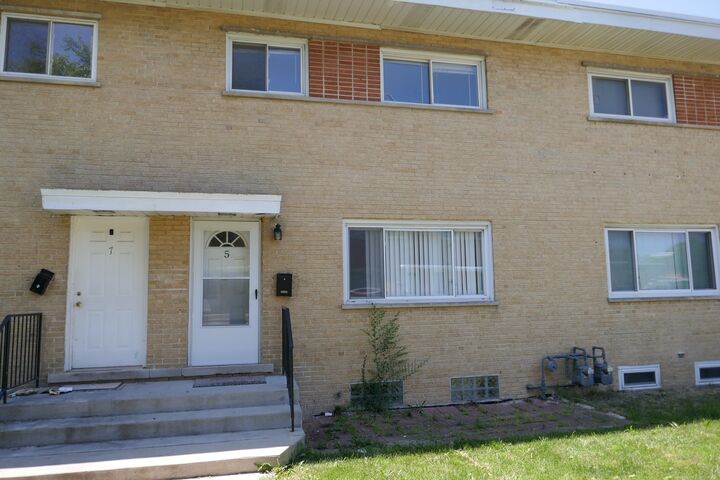 Property Photo: 5 E Judith Ann Drive 5 IL 60056