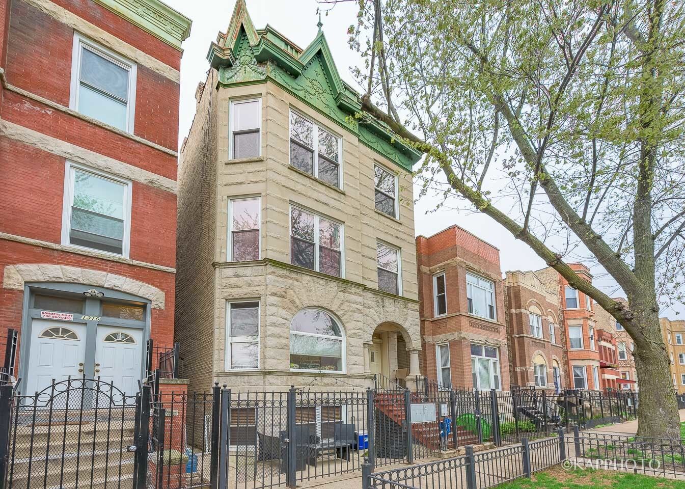 Property Photo: 1312 N Artesian Avenue 1R IL 60622