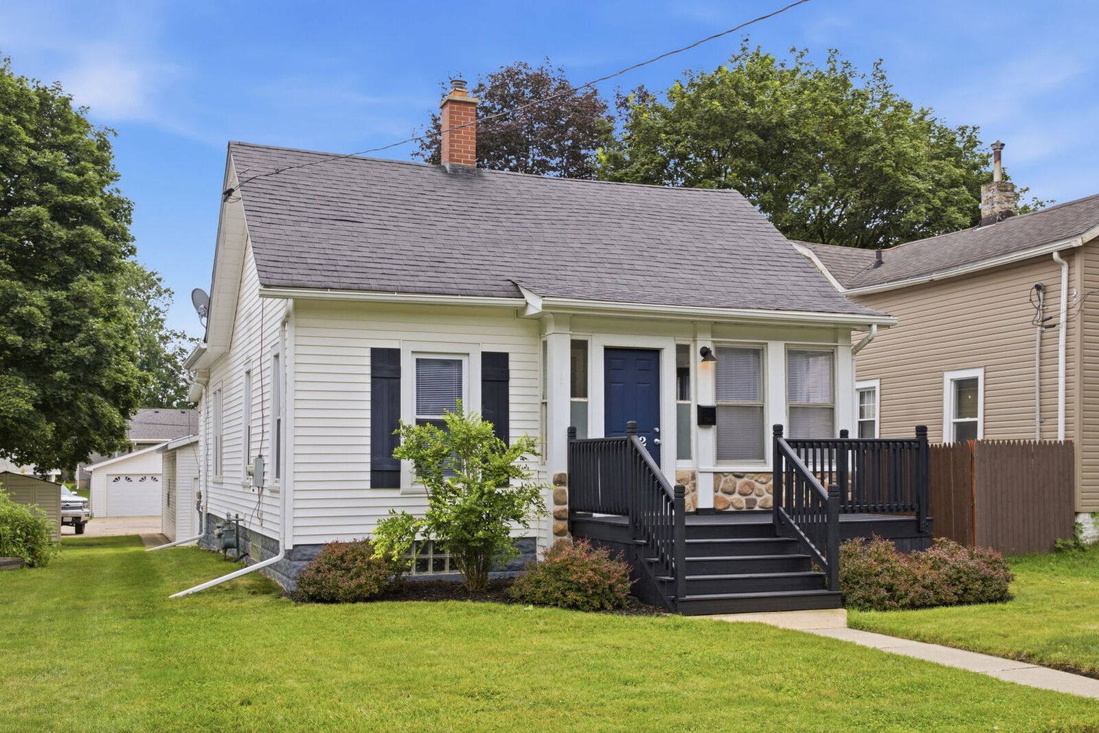 Property Photo: 422 S 10th Street IL 60115